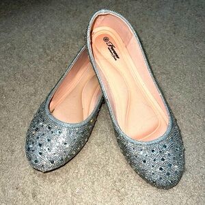 Forever sparkly silver dress flats brand new/never worn sz 8.5